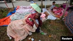 地震災民露天等候救援