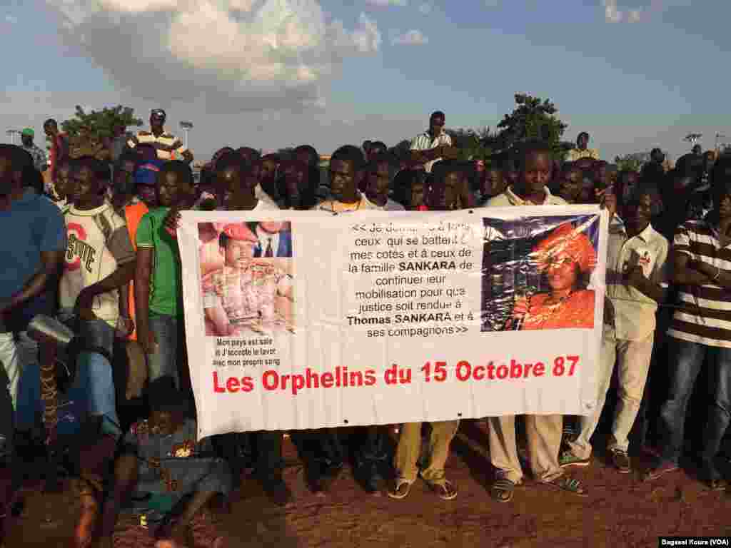 Plusieurs milliers de personnes se sont réunies à la place des martyrs dans le quartier Tampouy dans le nord-ouest de Ouagadougou pour commémorer le 28eme anniversaire de l&rsquo;assassinat de Thomas Sankara, le père de la révolution burkinabè assassiné le 15 octobre 1987. (VOA/Bagassi Koura)