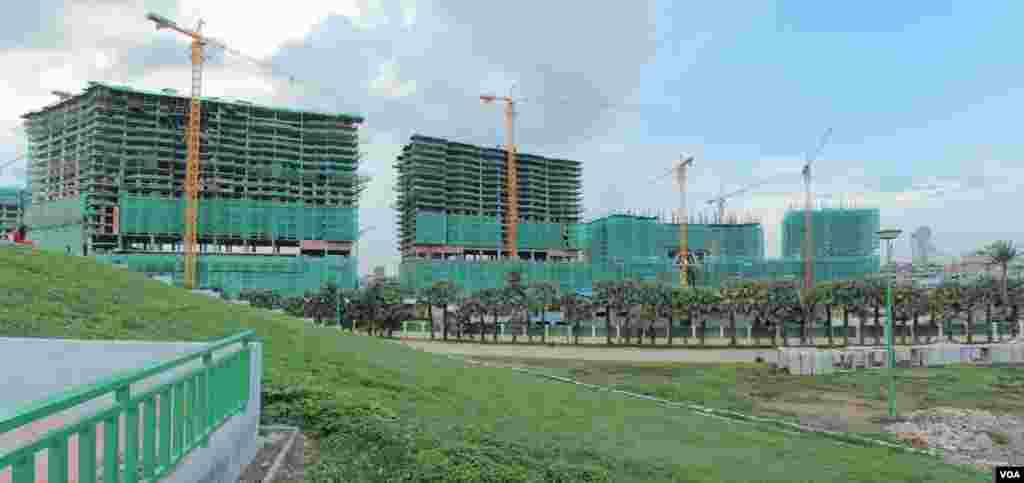 The construction of the Olympia City condominium project, northeast of the Olympic Stadium, September 29, 2014. (Nov Povleakhena/VOA Khmer) 