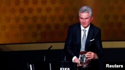 L’entraîneur du Bayern, Jupp Heynckes, tenant le trophée d’entraîneur de l'année lors de la remise du Ballon d'Or FIFA 2013 à Zurich, le 13 janvier 2014.