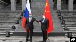 Estamos juntos. Lavrov à esquerda e o seu homólgo chinês Wang Yi em visita anterior