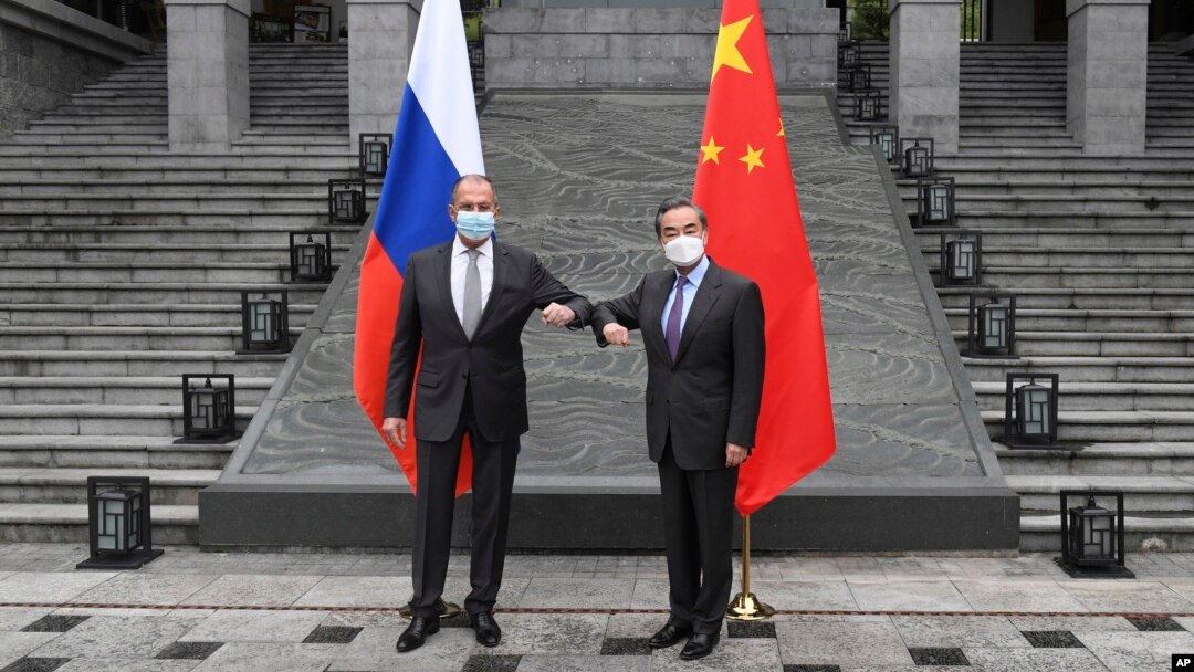 Menteri Luar Negeri Rusia Sergei Lavrov, kiri, bertemu dengan Menteri Luar Negeri China Wang Yi di Guilin di Daerah Otonomi Guangxi Zhuang, China selatan, Senin, 22 Maret 2021. (Foto: via AP)