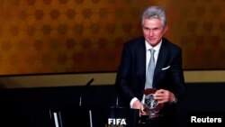 Jupp Heynckes tient son son trophée d'entraineur de l'année 2013 à Zurich, Suisse le 13 janvier 2014 