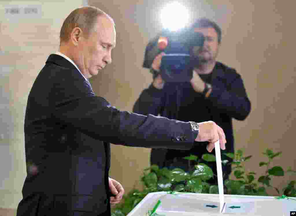 Russian President Vladimir Putin casts his ballot at a polling station in Moscow, Sept. 8, 2013.