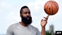 James Harden, avant une conférence de presse à Paris, France, le 20 août 2016.