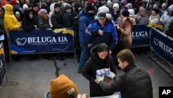 بحران انسانی در اوکراین. آوارگان اوکراینی در محل توزیع کمک‌های بشردوستانه، نان و شیر دریافت می‌کنند. زاپوریژیا، اوکراین - ۷ فوذیه ۲۰۲۳ (۱۷ بهمن ۱۴۰۱)