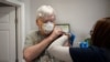 Fred Laredo, 72, sedang disuntik vaksin COVID-19 oleh Dr. Lishunda Franklin di New Orleans, Louisiana, AS, 8 Januari 2021. (Foto: REUTERS/Kathleen Flynn)