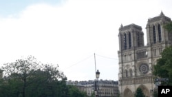 Polisi menutup kawasan katedral Notre Dame di Paris, Perancis, Selasa, 6 Juni 2017.