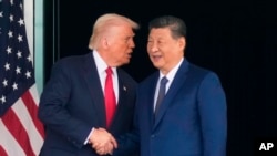 Президент США Дональд Трамп та лідер КНР Сі Цзіньпін після переговорів у межах американсько-китайського саміту у Південній Кореї, 30 жовтня 2025 року. Архівне фото: AP/Mark Schiefelbein