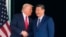 资料照片：在韩国釜山金海国际机场，美国总统唐纳德·特朗普与中国国家主席习近平在举行美中峰会会谈后握手。(2025年10月30日)
