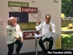 Deputi Fasilitasi Hak Kekayaan Intelektual (HKI) dan Regulasi Bekraf, Ari Juliano Gema, berbicara dalam konferensi pers di Bandung, Selasa (10/9) siang. (Foto: VOA/Rio Tuasikal)