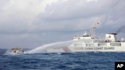 中國海警船2023年12月10日使用水砲射擊前往第二托馬斯淺灘執行補給任務的菲律賓船隻。（菲律賓海警隊提供照片）