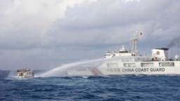2023年12月10日，中国海警用水枪向菲律宾船只喷射