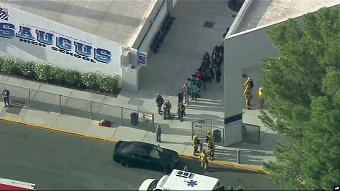 Orang-orang keluar dari SMA Saugus setelah adanya laporan penembakan, 14 November 2019 di Santa Clarita, California. (Foto: AP)