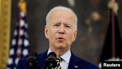 Presiden AS Joe Biden mengumumkan pencapaian vaksinasi COVID-19 di Gedung Putih, Jumat (18/6). 