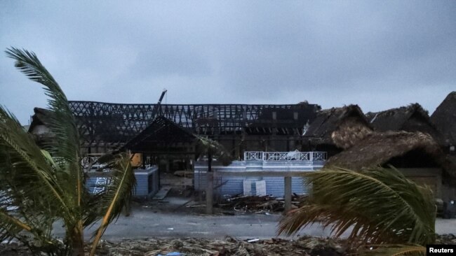 El huracán Fiona azota República Dominicana tras golpear Puerto Rico 3 Una vista de los edificios destruidos tras el huracán Fiona en Punta Cana, República Dominicana, 19 de septiembre de 2022. REUTERS/Ricardo Rojas