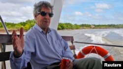 El secretario John Kerry es un fuerte defensor de las políticas relacionadas al cambio climático. En la foto aparece en una travesía por el río Mekong, en diciembre de 2013.