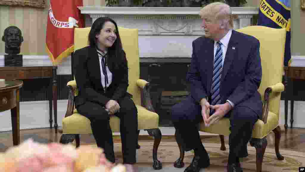Le président Donald Trump rencontre Aya Hijazi, une humanitaire égypto-américaine, à la Maison Blanche, le 21 avril 2017.