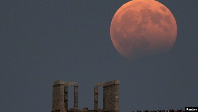 月亮在希臘雅典波塞冬神廟上空升起。(2017年8月7日)