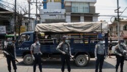 ရန်ကုန် အင်းစိန်အကျဉ်းထောင် ရှေ့ လုံခြုံရေးယူနေတဲ့ ရဲတပ်ဖွဲ့ဝင်များ ( ဧပြီလ ၁၇၊ ၂၀၂၀)
