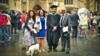 انوشه آشوری، مهندس بریتانیایی ایرانی‌تبار در کنار خانواده‌اش