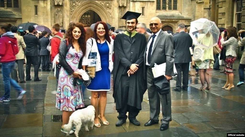 انوشه آشوری، مهندس ایرانی بریتانیایی در کنار خانواده اش 