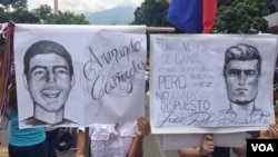 La comunidad que marcha en contra de las decisiones políticas del presidente de Venezuela, Nicolás Maduro, recuerdan a través de pancartas a las personas muertas durante las protestas. Foto: Álvaro Algarra/VOA.