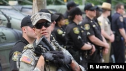 Polisi dan pasukan Garda Nasional AS siaga sementara aksi protes berlangsung di Baltimore, Sabtu (2/5).