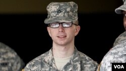 Intelijen Angkatan Darat AS, Bradley Manning dikawal ketat menuju pengadilan militer di Fort Meade, Maryland (Foto: dok).