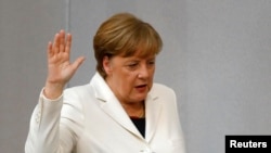 독일 총리로 재선출된 앙겔라 메르켈 총리가 14일 베를린의 연방하원에서 취임선서를 하고 있다.