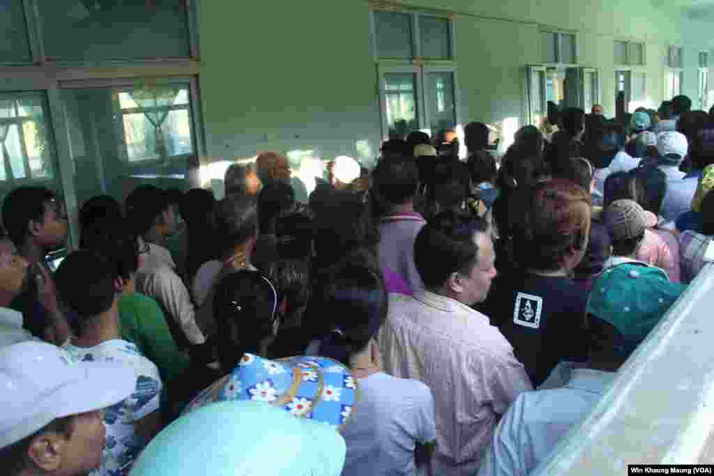Voters are seen lining up at a polling station in Pyay Township, Nov. 8, 2015.