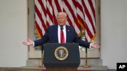 El presidente Donald Trump responde a preguntas de los periodistas durante un evento en el Jardín de las Rosas para la protección de los ancianos que sufren de diabetes. Martes 26 de mayo de 2020.