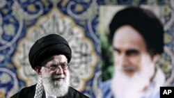 Ayatollah Ali Khamenei tampil di depan umum dalam sebuah pidato di Teheran (foto: dok).