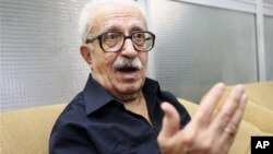 تاریق عه‌زیز له‌ میانه‌ی چاوپـێـکه‌وتنێـکدا له‌گه‌ڵ ئه‌سۆشێتد پـرێس له‌ به‌غدا، (ئه‌رشیفی وێنه‌ 5 ی نۆی 2010)