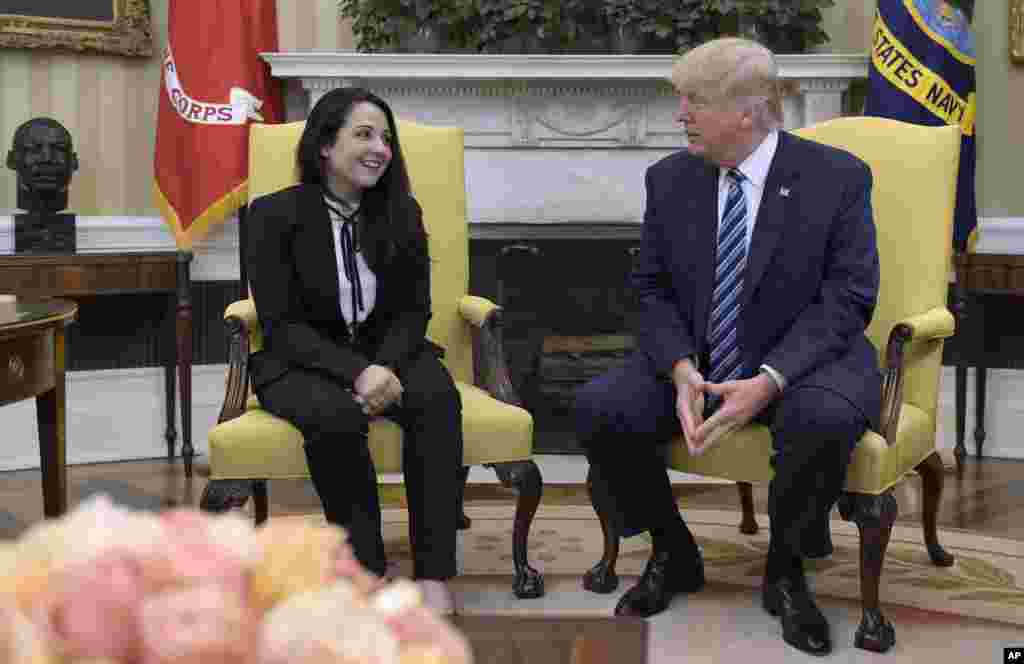 Presidente Donald Trump encontra-se com &nbsp;Aya Hijazi, uma egípcia-americana que trabalhava como funcionária humanitária e esteve presa no Egipto por três anos. Sala Oval, Casa Branca, Washington, &nbsp;Abril 21, 2017