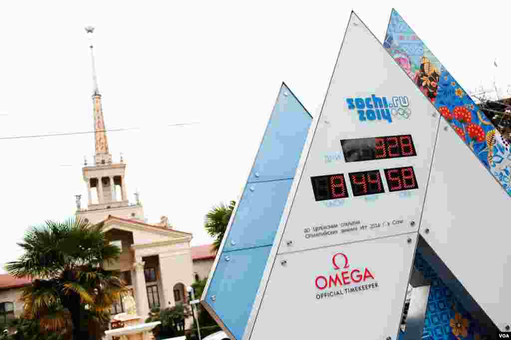 A digital clock counts down the days to the February 7 opening of the Winter Olympics, Sochi, Russia, March 16, 2013. (V. Undritz/VOA)&nbsp;