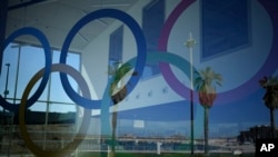 Los anillos olímpicos son visibles en el puerto deportivo Roucas Blanc construido para los próximos Juegos Olímpicos de verano en Marsella, sur de Francia, el martes 2 de abril de 2024.