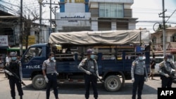 ရန်ကုန် အင်းစိန်အကျဉ်းထောင် ရှေ့ လုံခြုံရေးယူနေတဲ့ ရဲတပ်ဖွဲ့ဝင်များ ( ဧပြီလ ၁၇၊ ၂၀၂၀)