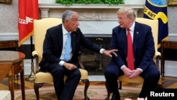 Marcelo Rebelo de Sousa (esq) e Donald Trump (dir) na Casa Branca