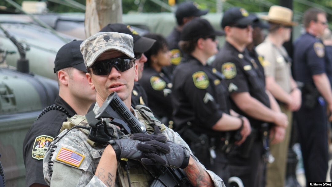 Polisi dan pasukan Garda Nasional AS siaga sementara aksi protes berlangsung di Baltimore, Sabtu (2/5).