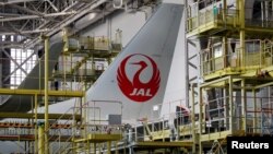 Logo Japan Airlines (JAL)tampak di sirip ekor pesawat JAL di hangar Bandara Haneda, Tokyo, Jepang, 3 April 2018.