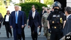 美国总统特朗普6月1日在国防部长埃斯珀等人的陪同下离开白宫步行前往华盛顿圣约翰教堂。