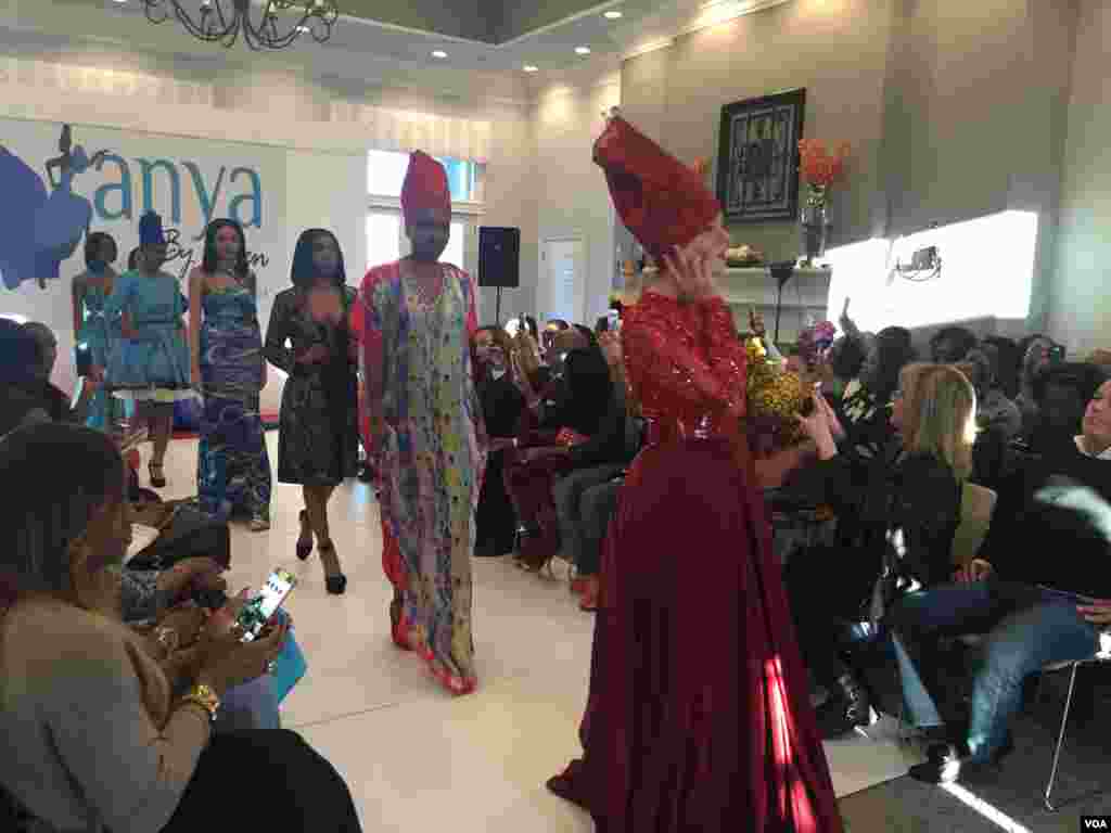 Desfile de moda da marca da estilista nigeriana Vivien Agbakoba, a Anya by Vivien