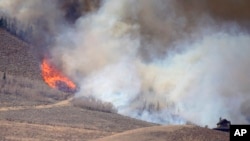 Asap mengepul dari pegunungan saat api membakar Kamis, 22 Oktober 2020, dekat Granby, Colorado. (Foto: AP/David Zalubowski)