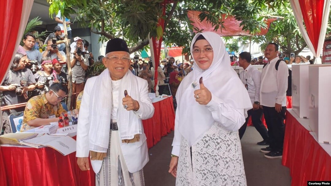 Cawapres 01 KH Ma'ruf Amin beserta istri saat mencoblos di TPS 051 di Koja, Jakarta Utara pada 17 April 2019. (Foto: TKN Jokowi-Ma'ruf)