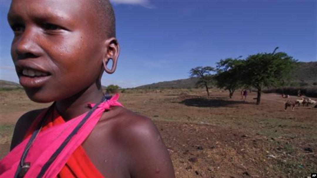 Seorang gadis etnis Masai di Kenya. Dalam budaya Masai, perempuan berada di posisi yang sangat lemah. 
