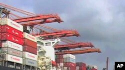 ท่าเรือรับส่งสินค้าในแคลิฟอร์เนียขึ้นชื่อว่ามีมลภาวะสูงสุดในประเทศ และกำลังดำเนินมาตรการที่อาจส่งผลกระทบเรือที่เข้าเทียบท่าที่นั่นได้