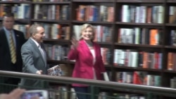 Hillary Clinton firma libros en Nueva York