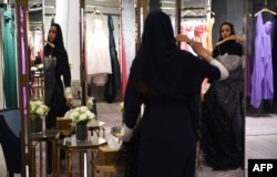 Putri Noura sedang mencoba busana di sebuah butik di mall al-Faisaliyah, di Riyadh, 19 April 2018.