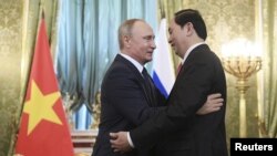 Tổng thống Nga Vladimir Putin trong lần tiếp Chủ tịch nước Việt Nam Trần Đại Quang tại Moscow cuối tháng 6 vừa qua. Ông Putin sẽ tới thăm chính thức Việt Nam và tham dự APEC vào tháng sau.